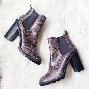 So Me Snakeskin Pattern Chunky Heel Chelsea Boots | Size 10